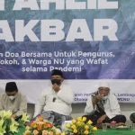 Plt Bupati Nganjuk Marhaen Djumadi bersama pengurus PCNU Nganjuk saat pelaksanaan tahlil dan doa bersama. foto: BAMBANG/ BANGSAONLINE