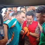 Kadinkes M. Nurul Dholam (tengah pakai rompi oranye) ketika dimasukkan mobil tahanan untuk dibawa ke Lapas Banjarsari. foto: SYUHUD/ BANGSAONLINE.com.