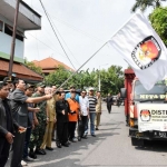 Plt. Bupati Mojokerto Pungkasiadi ketika melepas pemberangkatan surat suara ke kecamatan, untuk selanjutnya pada tangal 26 kita geser ke desa-desa dan tanggal 27 ke TPS. Foto: YUDI EP/BANGSAONLINE