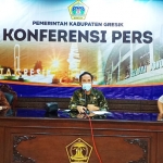 Kabag Humas dan Protokol Reza Pahlevi (kanan) bersama Tim Gugus Tugas Percepatan Penanganan COVID-19 Gresik saat memberikan keterangan pers terkait penambahan pasien positif, Senin (13/4). foto: SYUHUD/ BANGSAONLINE