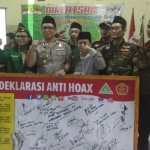 Kapolres Kediri Kota AKBP Anthon Haryadi bersama Ketua Ansor Wazid Husni dan Ketua PCNU Kota Kediri KH. Abu Bakar Abdul Jalil saat deklarasi anti hoax. Foto: ARIF K/BANGSAONLINE

