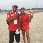 Ririn Puji Astuti (kiri), atlet peraih medali perak dari tim Dragon Boat Putri Indonesia.