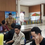 Bupati Baddrut Tamam (berdiri) berbincang dengan masyarakat yang akan mengurus data kependudukan saat sidak di Mall Pelayanan Publik.