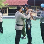 Penyematan tanda petugas gabungan oleh Kapolres Ngawi.