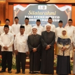 Gubernur Jawa Timur Khfifah Indar Parawansa foto bersama dengan para masyayikh dari Universitas Al Azhar Mesir dan ulama laiinnya, termasuk Prof Dr KH Asep Saifuddin Chalim, MA di Gedung Negara Grahadi Surabaya, Ahad (13/11/2022) malam. Foto: Devi/bangsaonline.com