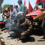 Massa dari KRPK saat menggelar aksi unjuk rasa di kantor Kejari Blitar.