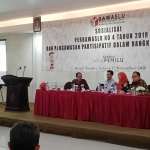 Bawaslu Kabupaten Pasuruan saat Sosialisasi Perbawaslu Nomor 4 Tahun 2018 dan Pengawasan Partisipatif Dalam Rangka Pemilu 2019, di sebuah hotel di kawasan Kota Pasuruan, Selasa (27/11).