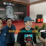 Pj. Sekda Kabupaten Kediri, Adi Suwignyo, saat memberi keterangan kepada awak media. Foto: MUJI HARJITA/BANGSAONLINE