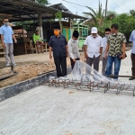 Komisi III DPRD Kabupaten Pasuruan saat melakukan sidak di Proyek Bina Marga Peningkatan Jalan Gembyang-Sidogiri Kraton. (foto: ist)