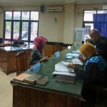 Novia Wardani saat menyerahkan pra bukti kepada ketua majelis hakim PTUN Surabaya.