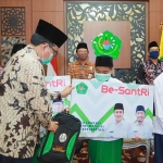 Bupati Baddrut Tamam saat memberikan beasiswa secara simbolis kepada santri di Pringgitan Mandhapa Agung Ronggosukowati. (foto: ist).