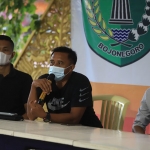 KOMPLET: Pelatih Persibo M. Fachrudin (kanan) bersama Asisten I Junaidi (tengah) dan Asisten II Aris Tuansyah (kiri). (foto: ist)