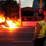 Aparat kepolisian mengamankan jalur kendaraan di Pantura. foto: gunawan/ BANGSAONLINE