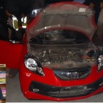 Kondisi mobil brio usai dimassa. Inset: Suryo, pengemudi brio merah saat dites urine.