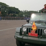 Pangdam V/Brawijaya, Mayjen TNI Nurchahyanto, saat memeriksa pasukan dalan peringatan HUT ke-77 TNI.