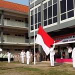 Pengibaran sang saka merah putih saat Upacara Peringatan HUT Kemerdekaan RI di Komplek Ponpes Tebuireng. foto: dok. BANGSAONLINE