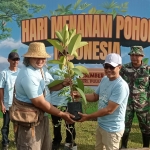 Koordinator ARPL Kediri, Ari Purnomo Adi saat menyerahkan bibit  pohon secara simbolis kepada Kepala DLH Kabupaten Kediri Putut Agung Subekti. Foto: Muji Harjita/BANGSAONLINE