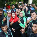 Puti Guntur saat foto bersama para pengemudi ojek online.