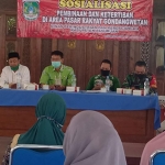 Disperindag Kabupaten Pasuruan saat memberikan arahan kepada para pedagang. (foto: ist).