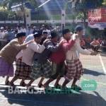 Para penghuni lapas berpakaian ala santri saat mengikuti lomba terompah panjang. foto: SUWANDI/ BANGSAONLINE