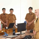 Wali Kota Kediri saat berbincang dengan para staf. Foto: Ist