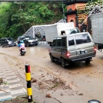 Genangan lumpur sempat membuat lalu lintas dari arah Batu-Pujon terhambat karena jalanan jadi licin.