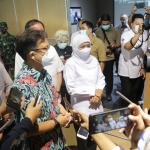 Wali Kota Surabaya Eri Cahyadi mendampingi Menteri Kesehatan RI Budi Gunadi Sadikin dan Gubernur Jawa Timur Khofifah Indar Parawansa yang ikut memantau vaksinasi massal yang digelar di Lobby Gedung The Samator Jalan Kedung Baruk Surabaya.