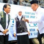 Gubernur Khofifah saat menerima penjelasan terkait penyaluran aspal drum untuk perbaikan jalan.