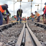 Perbaikan wesel sepur di Stasiun Blitar