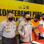 Kapolres Gresik, AKBP Arief Fitrianto (tengah) saat mengekspos pelaku. foto: SYUHUD/ BANGSAONLINE