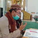 Ustad Ahmad Nasikh Hidayatullah, Imam Rawatib Masjid Nasional Al Akbar Surabaya  sedang membimbing Ernas Roswita, perempuan beragama Hindu, yang masuk Islam sehabis salat Jumat (15/7/2022). Foto: mma/bangsaonline.com. 