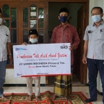 PT Semen Indonesia (Persero) Tbk (SIG) Pabrik Tuban memberikan tali asih kepada anak dari almarhum wartawan yang bertugas di Kabupaten Tuban semasa hidupnya, Selasa (4/5/2021). (foto: ist)