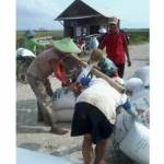 Para petani di Desa Temu, Kecamatan Kanor sedang melakukan transaksi jual-beli. Petani dan tengkulak melakukan aktifitas menimbang gabah basah. Foto: Eky Nurhadi/BangsaOnline.