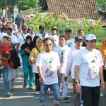 Setiajit (depan topi putih) saat jalan sehat bersama warga Rengel, Tuban.