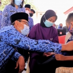 Wali Kota Pasuruan saat menyapa salah satu bocah yang hendak disuntik vaksin.