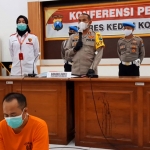 Kapolres Kediri Kota AKBP Miko Indrayana saat menggelar jumpa pers didampingi oleh Wakapolres Wachid Arifaini (paling kiri), Kasatreskrim AKP Verawati Thaib, dan Kasubbag Humas AKP Kamsudi (paling kanan). foto: MUJI HARJITA/ BANGSAONLINE