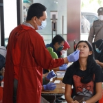 Salah satu pengunjung swalayan saat menjalani rapid test antigen. Foto: Ist.