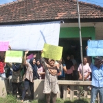 Ratusan warga Dusun Jatipentongan, Desa Bulusari,  Kecamatan Gempol menggelar aksi demo di balai dusun setempat, Rabu (11/4).