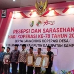 Bupati Sampang saat menyerahkan Akta Pengesahan di Hari Koperasi ke-78.