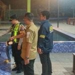 Anggota Polres Gresik saat memeriksa kolam renang TKP bocah tenggelam di Wisata Jati Serwu Menganti