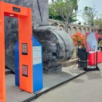 Pintu masuk Makam Bung Karno yang sudah terpasang barcode PeduliLindungi.