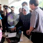 Walikota Tri Rismaharini melayani administrasi kependudukan keluarga korban