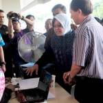 Walikota Tri Rismaharini melayani administrasi kependudukan keluarga korban
