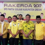Ketua DPD Golkar Jatim Nyono Suharli, didampingi Ketua Golkar Gresik Ahmad Nurhamim, Bupati Gresik Sambari HR dan KH. Nur Muhammad saat Rakerda. foto: SYUHUD/ BANGSAONLINE