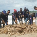 Para bikers yang tergabung dalam Klub MACI saat memunguti sampah di Pantai Kili Kili Trenggalek. foto: HERMAN S/ BANGSAONLINE