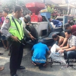 Dua orang warga Kabupaten Jombang diamankan polisi di Blitar. Keduanya diduga menjadi pelaku pencurian kopi hasil panen.