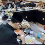 Ahmad Assidiqi tampak sedang sibuk main game dan merokok saat mengikuti rapat membahas stunting di Gedung DPRD Jember Jawa Timur. Foto: Instagram