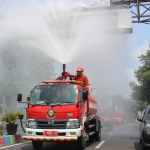 Armada damkar juga diterjunkan untuk menyemprotkan disinfektan.