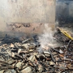 Kondisi rumah korban tinggal puing-puing usai dibakar anak sendiri.
