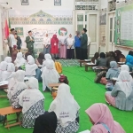 53 pelajar dan santri mengikuti lomba menulis surat untuk Presiden Jokowi di kantor PCNU Kota Surabaya. foto: DIDI ROSADI/ BANGSAONLINE